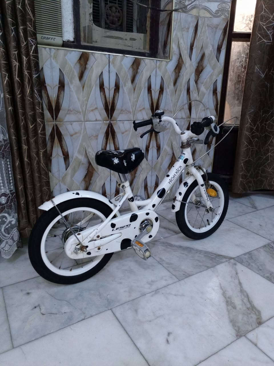 السلام عليكم
بايسكل اطفال ياباني للبيع كسر حاوية سعر 60 الف مواصفات:-
1- لون ابيض 🤍.
2- حجم البايسكل 12.
3- تايرات كتان اصلي .
4- بريك امامي + خلفي شغال 💯.
    نضافة البايسكل 95 %.  مكاني بغداد الشعب شارع الصحة قرب سوق الصبح رقمي للستفسار ***********. 🛑 يتوفر خدمة توصيل بغداد فقط
