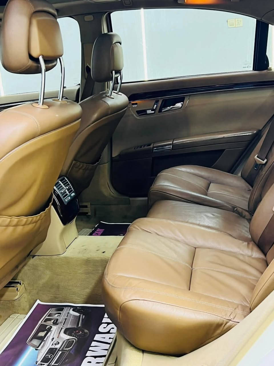 السلام عليكم
مارسيدس S350 2008 محدث ٢٠١٣ 

رقم بغداد بأسمي شخصيأ 
فول بنوراما 1/1 مكينه 6 سلندر ما مفتوحه
اناره داخليه متغيرته اللوان 
كير جديد وارد ياباني 
حداديه كامله امامي خلفي  
منضومه بانزين كله جديد ( فلتر / فيت بم/ بخاخات)

حجر بيىة جديد 
لايت تخم جديد حاويه
تخم ويل شرط جديد حجم ٢٠
كلشي بلسياره اصلي وعلى وضع الشركه 
داخل قرميدي خليجي جنطه شفط 
مواصفاته غني عن التعريف 
 سيارة  شرط مابيه اي كلوب معلوك  
السعر ١٦٥ قفل وماكو هيج سياره بهيج سعر 

واتساب  ‬‪***********‬
