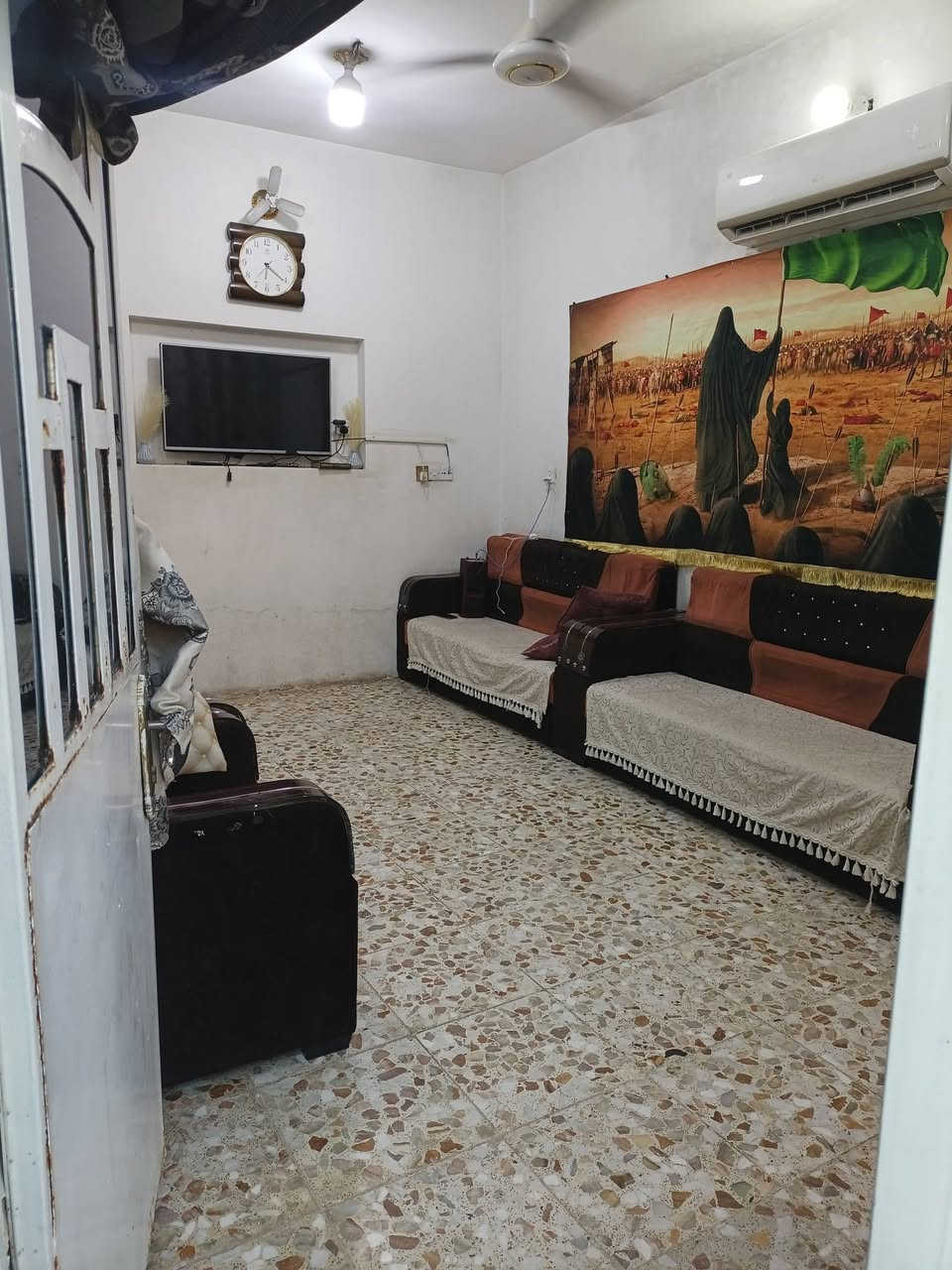 دار للبيع مساحه 100 متر سبع قصور شارع أبو احمد طابق ونص الفرع عرضه 10 البيت واجه 5 ونزال 20  الطابق الثاني صاله وغرفة نوم سويت ***********
