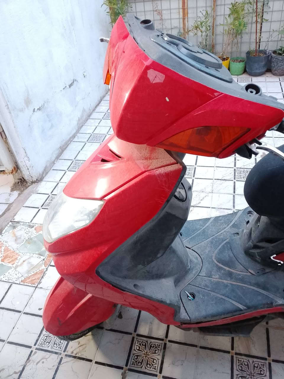 السلام عليكم دراجه سكنس فحل نوزل 
الدراجه ضاربه عقل وبيها نواقص  كڤرات تجاري
الدراجه عليها تزويد خارجي يدات بريك كت كلجات خلفي وامامي رياضي ويالا مشمشي قبق كور مشمشي دبلات امامي خلفي رياضي صينيه بريك رياضي الدراجه طافيه ومتروكه أكثر من ٣ اشهر ابيع كوم حديد300 قفل  مكاني مشتل لتواصل واتساب ***********
