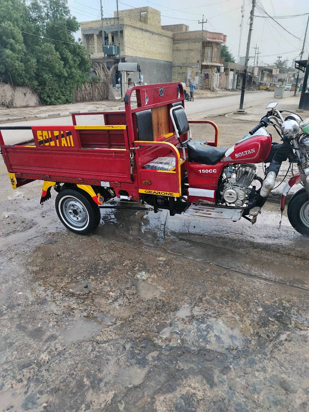 ستوتة حوض حمراء من نوع سلطان، بمحرك سعة 150CC، في حالة ممتازة. مناسبة للنقل داخل المدينة وتوفير حلول مريحة ورخيصة. تم تنظيفها وجاهزة للاستعمال الفوري.