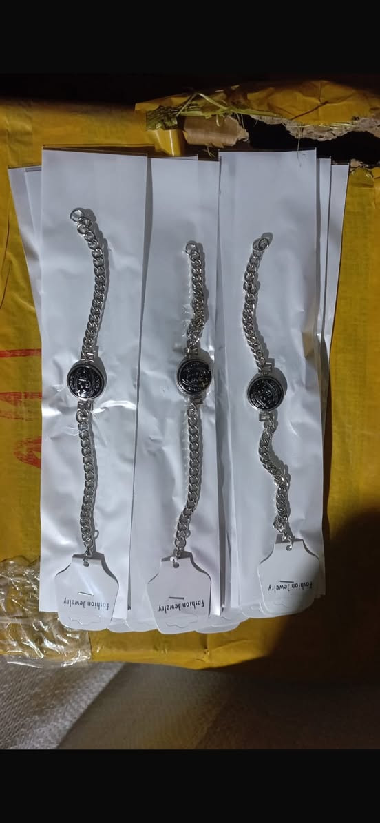 سلام عليكم اسورات ايد الكميه جمله العدد 800 اسوار السعر 700 وبيهه مجال بسيط توصيل موجود بغداد فقط رقم الهاتف 
***********
