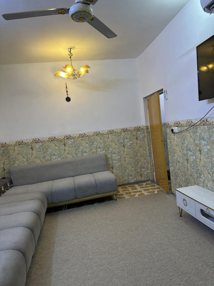 بيت ١٠٠ متر طابق واحد قرب جامع الصادق يتكون من غرفه واستقبال ومطبخ ومنور للاستفسار الاتصال على الرقم ***********
