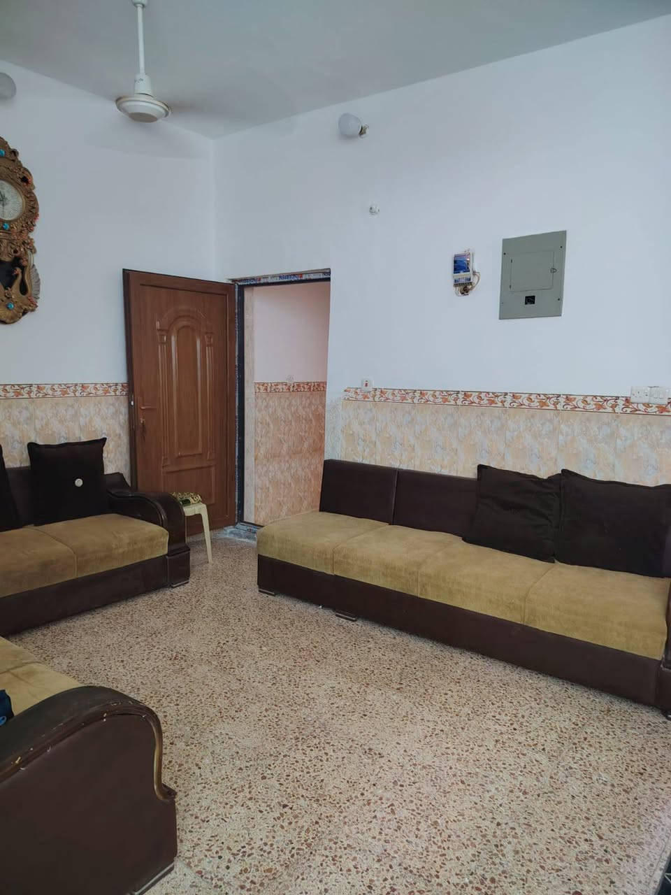السلام عليكم بيت للبيع طابو صرف المساحه ١٢٥ طابقين الطابق الأول يتكون من غرفه وصاله واستقبال ومطبخ حار وبارد وحمام داخلي ومجمع صحيات خارجيه متكامله الطابق الثاني يتكون من غرفتين نضام سويت والستاره مال الطابق الثاني مبنيه ومطبكه فرشي بيت بناء حديث ومناقصه كلشي مكان العقار الهاشميه حي العسكري مقابيل المرور الجديده اي استفسار الاتصال عله الرقم علما البيت بناء طابوق السقف عقاده بنيان درجه اولى بيت مخدوم بس تجيب غراضك وتقعد بالبيت بيت ما ناقصه اي شيء السعر خاص المراسله على الواتساب او اتصال رقم صاحب البيت ***********
