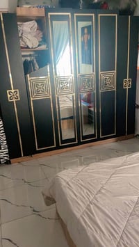 خمس قطع • نظيفة • باب مكسور