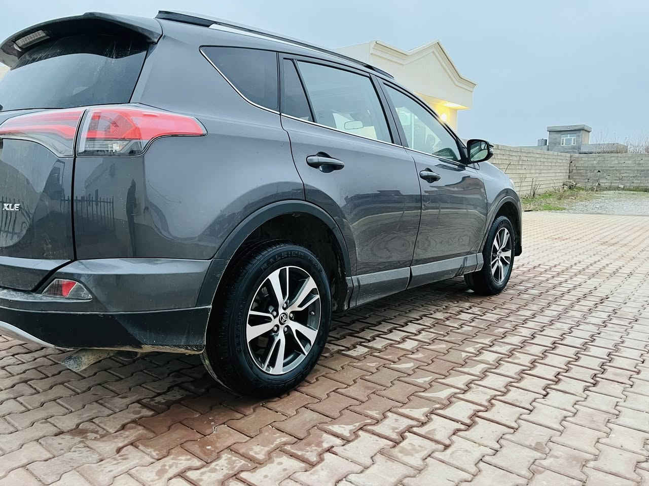 راف فور 2017 رقم سليمانية مواصفات Xle  فتحه سقف تحكمات شاشه جبيره اشاير بالمري ويل كروم تايرات اربعه جديد بيها 4 قطع سرقه بونيد والجاملقات الاماميه وباب السائق بدون دواخل مكانها قضاء الحويجة السعر 148 وبيها مجال قليل /// ***********
