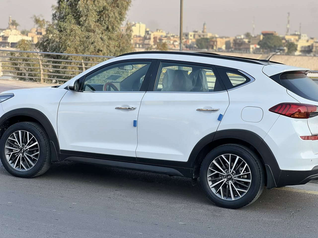 السلام عليكم ورحمة الله وبركاته 
هونداي توسان كوري اصلي موديل 2020 خليجي 
فول مواصفات واحد على واحد رقم بغداد انكليزي بأسمي بيها بارد قليل بالصندوق فقط الباقي مكفول مكاني بغداد سعرها 208 وبيها مجال قليل رقم الهاتف ***********
