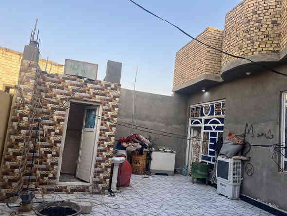 السلام عليكم بيت للبيع منطقة الصخيين نزلت حسينية الامام الغائب المساحه 300م متكون من غرفتين وصاله واستقبال ومطبخ وكراج السعر((95مليون))وبي مجال قليل للاستفسار اكثر الاتصال ؏ رقم صاحب البيت ***********
