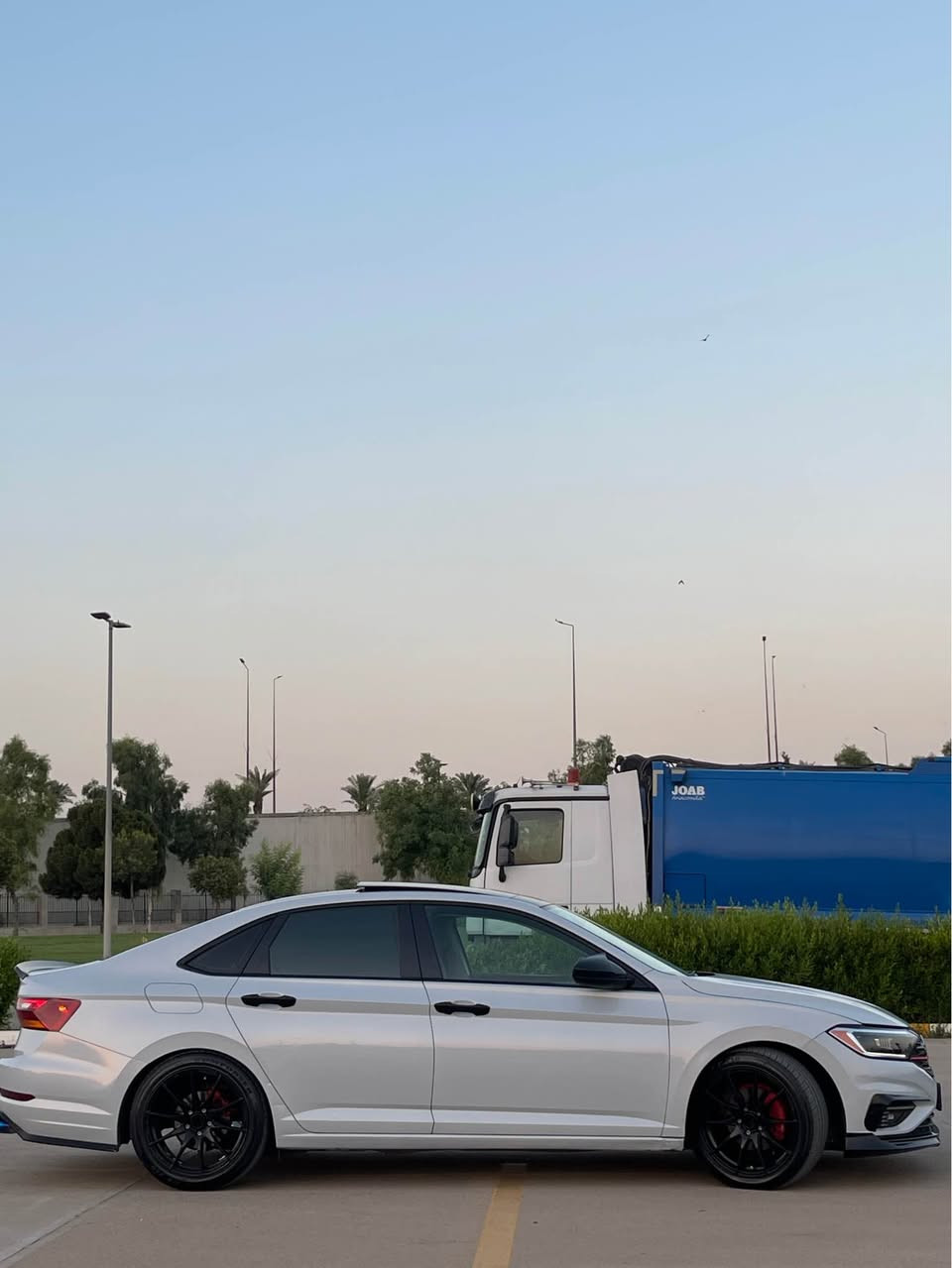 VW jeta 2019
سەیارەکی زۆر جوانو بەرچاوە  2پارچەی ئەمریکای هەیە بۆنیتو چاملغ و چاملغەکی دواوەش لەسەر پەڵەیەک بۆیاغ کراوەتەوە بۆ جوانی بێ ئێرباگ بێ ژۆری دو سێ جێشی پی دی ئاڕە گێر مەکینە بە شەرت 
چوار تایەو ویلی لۆکی oz لەسەرە
شوتەو سیستەم گزۆزی مارکەی کۆڕسای لەسەرە سەوتەکی زۆر خۆشی هەیە کامل کرایتە gli
مەسروفەکی چاکی لێ کرایە نرخی ١٣٨ مەجالەکی کەم
ژمارە مۆبایل *********** أربيل, العراق
