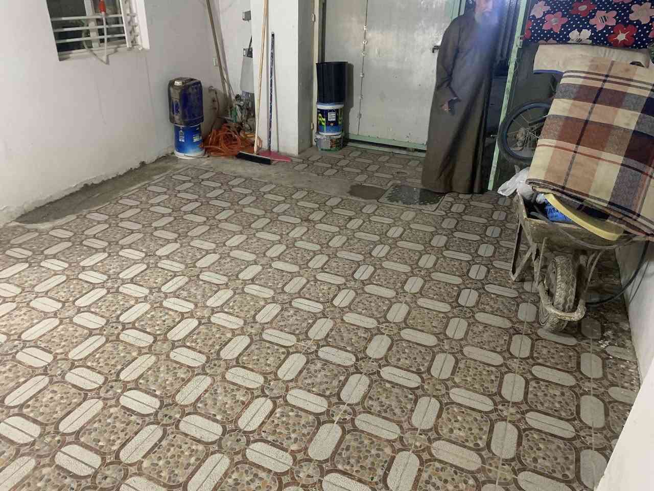 سلام عليكم  دار للبيع قرب. ساحت العوارض الواجه 6️⃣ النزال ١٥  يحتوي على طرمه اتكفي سياره او مطبخ في يمين الطرمه او منور استقبال حمام مرافق من فصلات او غرفت نوم مثل مو وضح هيه او البيه الطابق الثاني بي بسـَہ غرفه كبيره او صطح استاره مالته عاليه مترتين  السعر المطلوب 230 او بي مجال للتواصل ***********
