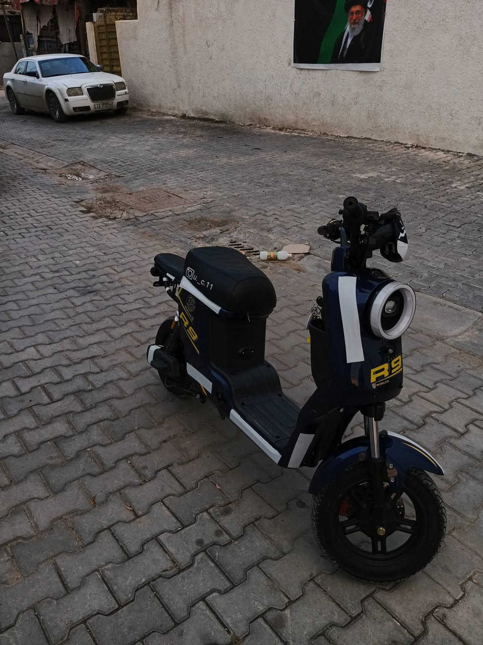 السلام عليكم اخوان دراجة شحن أر9 موديل 2026شركة ولي تجيك 3 انضمة تشغيل البصمة والكارت سمارت والسويج بطاريات 5 وشاشة ديجتال تقرالك السرعة والكيلو متر والمتر تجيك بلوتوث ولايت زنون عالي وناصي  البريكات امامي خلفي هايدروليك دسك بريك  اشاير يمنة ويسرة دبل اشاير بك رجعو للخلف وأربع نمر قدرة الملف 1200 واط دبلات الخلفية غاز كفالة عامة وشاحنة إصلية غراضهة كلهن موجودات السعر 480 وبيها مجال العنوان حي اور بسيط الاتصال ***********
