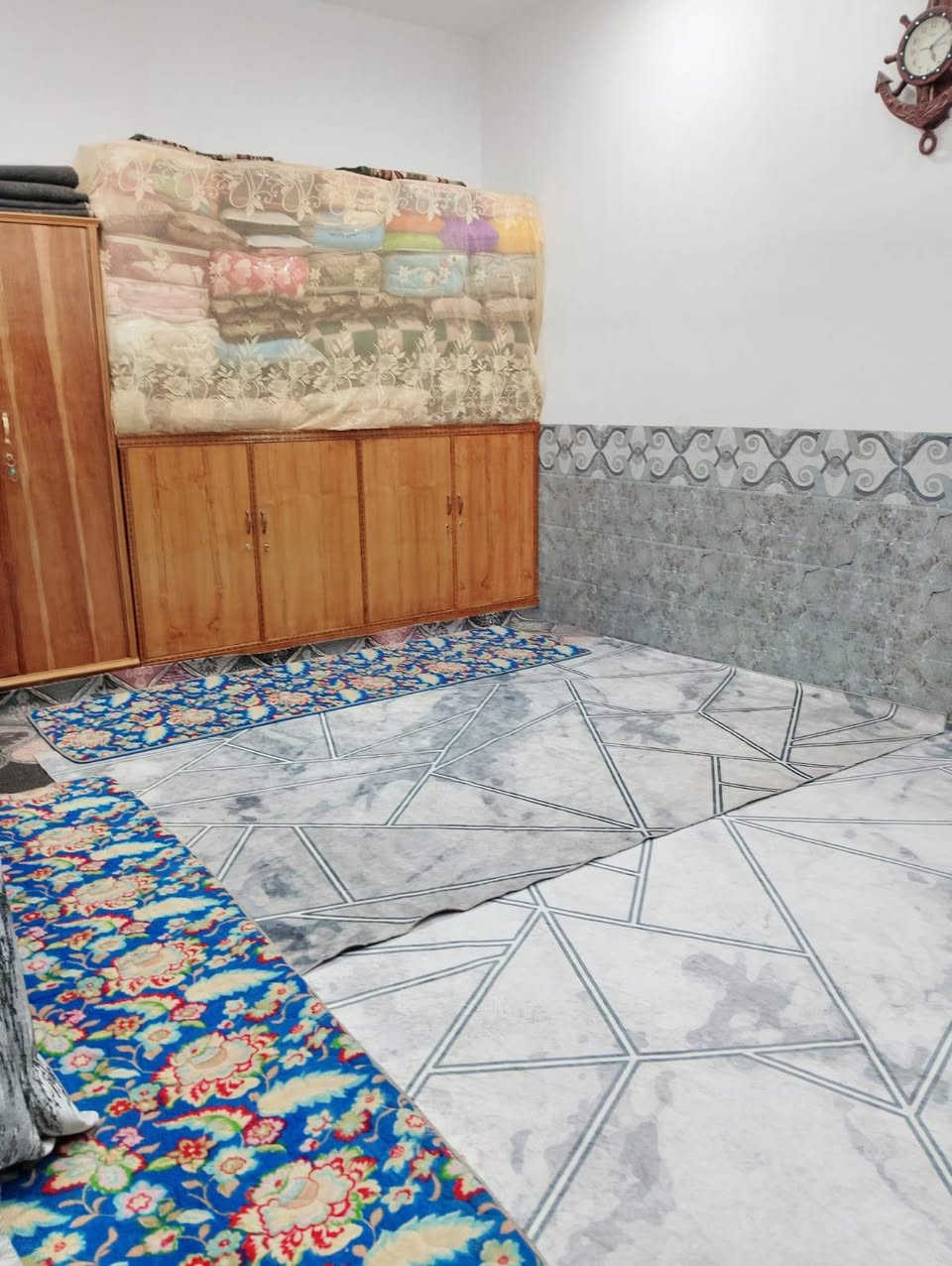 السلام عليكم 
بيت للبيع في حي الدله المساحة 250 متر يحتوي ع غرفه عدد 2 استقبال صاله حمام داخلي وخارجي مطبخ بيت جاهز مجهز بناء سنه 2023 مع المرواح مع الكيزرات مع التوانكي مع ماطور الماء  باقي التفاصيل اتصل ***********
