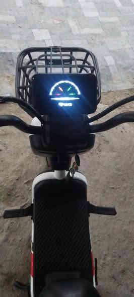 السلام عليكم دراجه شحن حجم 14
4 باتريات 
سرعه 60 
تمشي 25 كيلو 
بصمه+مفتاح 
لايت تشغيل ضعيف وبي قوي 
الدراجه شحن وبيها بايدر يعني تصير هم بايسكل وجديده بعدها مثل بصوره كدامك 
شاشه للشحن وليس للسرعه سرعه ثابته 60 
للتواصل والاستفسار على الرقم التالي ***********
