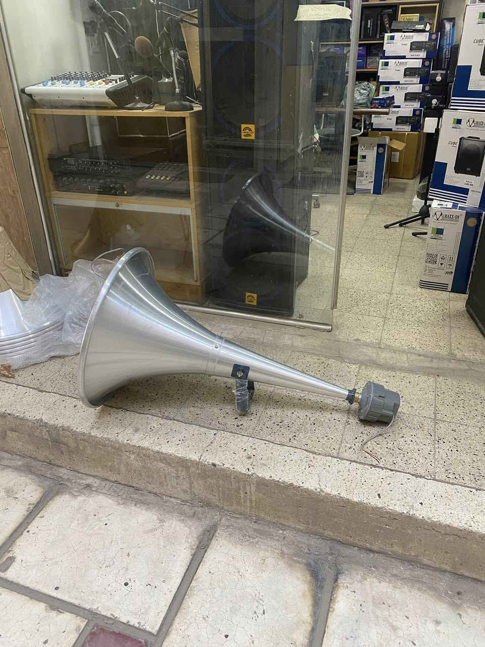 (سبيكر هورن) ابواق بنوعيها البوق الاستندر ٣٢ انج  ،، والبوق التراميبت الطويل الذي يدفع الصوت لمسافة بعيدة نوع max-on هندي اصلي 
 متوفر في شركة الحلول للمنظومات الصوتية 
بغداد حي الجامعة - قرب النفق 
***********
