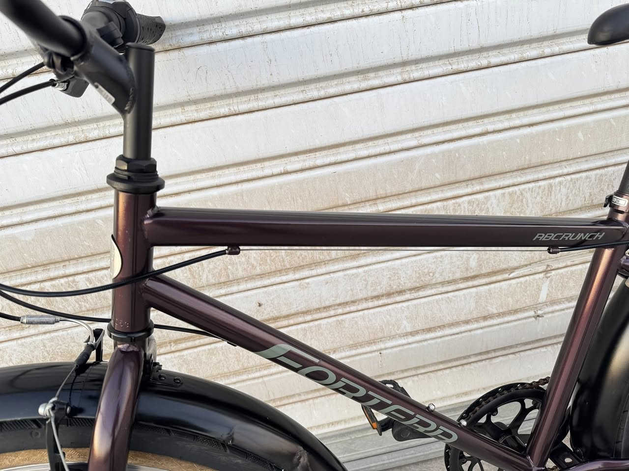 السلام عليكم اخواني دراجة ماركة (FORTARE) 
 اسمها فورتيرا حجم 26 قياس M عرض التايرات 300 
معدنه حديد تتحامل أوزان ثقيل وياله ضد الصدمات 
سستم شيمانوا تورني 1/7 نظافة 90 بل 100 كلها 
بلادي عل وضع الشركة سعرها 250 الف وبي مجال  
الاستفسار *********** عنواني موصل 
تتوفر خدمة توصيل لجميع محافظات العراق وتحياتي للجميع
