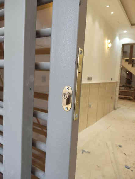 ✨🔹 تم بحمد الله تنفيذ باب وشباك بتصميم عصري يجمع بين المتانة والجمال، ويضفي لمسة أنيقة على المكان.
نسعد دائمًا بتقديم أعمال عالية الجودة تلبي تطلعاتكم.
للاستفسار أو الاطّلاع على المزيد من أعمالنا، تواصلوا معنا 🌿

#أعمال_حديد #أبواب #شبابيك #تصاميم_حديثة #جودة_عالية #ديكور #تصميم_منزلي #أعمالنا

🛠️ حدادة علي أحمد

خدماتنا تشمل:

أبواب حديد (مودرن + كلاسيك).

شبابيك وسياج حماية قوي.

درابزين سلالم وبلكونات.

مظلات وحديد تسليح حسب الطلب.

رفوف وهياكل معدنية للمخازن والمحلات.

✅ شغل مضبوط وجودة عالية.
✅ أسعار تناسب الجميع.
✅ التزام كامل بمواعيد التسليم.

📞 للطلب والاستفسار: *********** (اتصال أو واتساب).
📸 تابعونا وشوفوا أعمالنا بالصور والفيديو.
