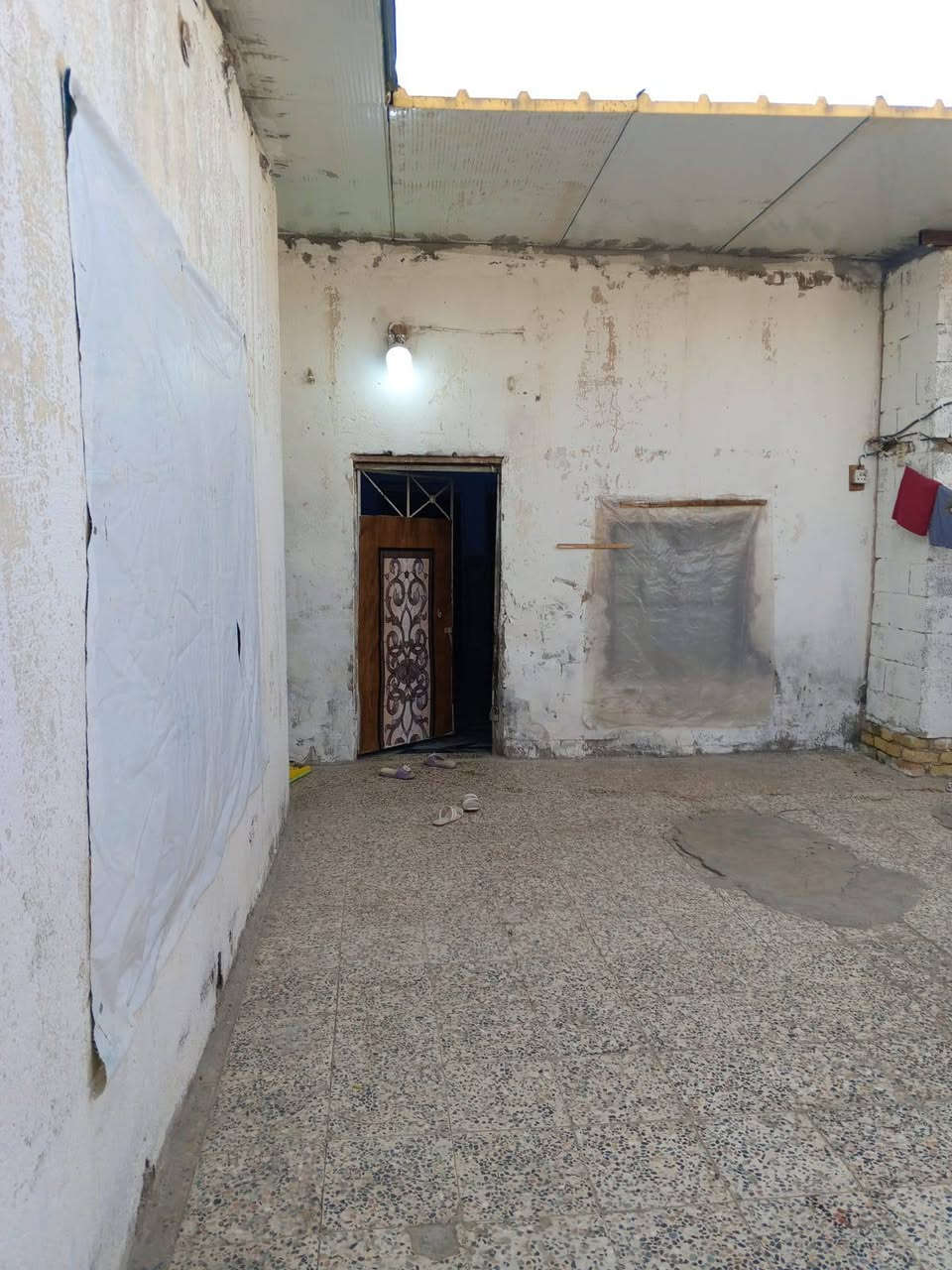 سلام عليكم 
بيت حواسم البيع 
كله سقف كله سندويج 
بي 3غرف ومطبخ وصاله  واستقبال  
وساحه كبيره سعره  15 وبي مجال الاشراي 
مكان عماره حي العسكري وره المركز مال شرطه  
رقم الهاتف  ***********
