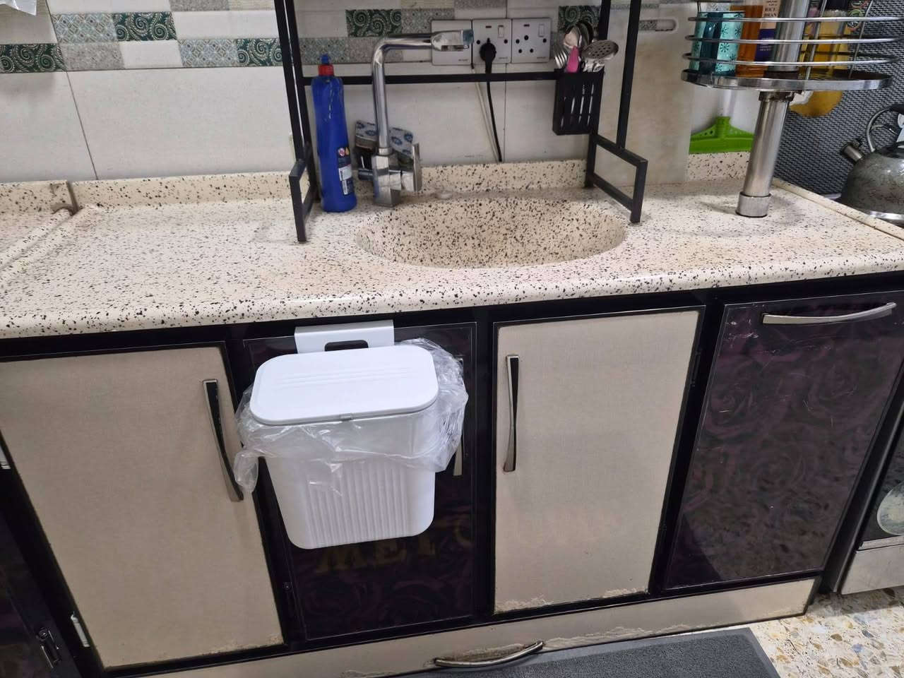 للبيع بدون الستاند ب ٤٠٠ حي الجهاد للاستفسار ***********
