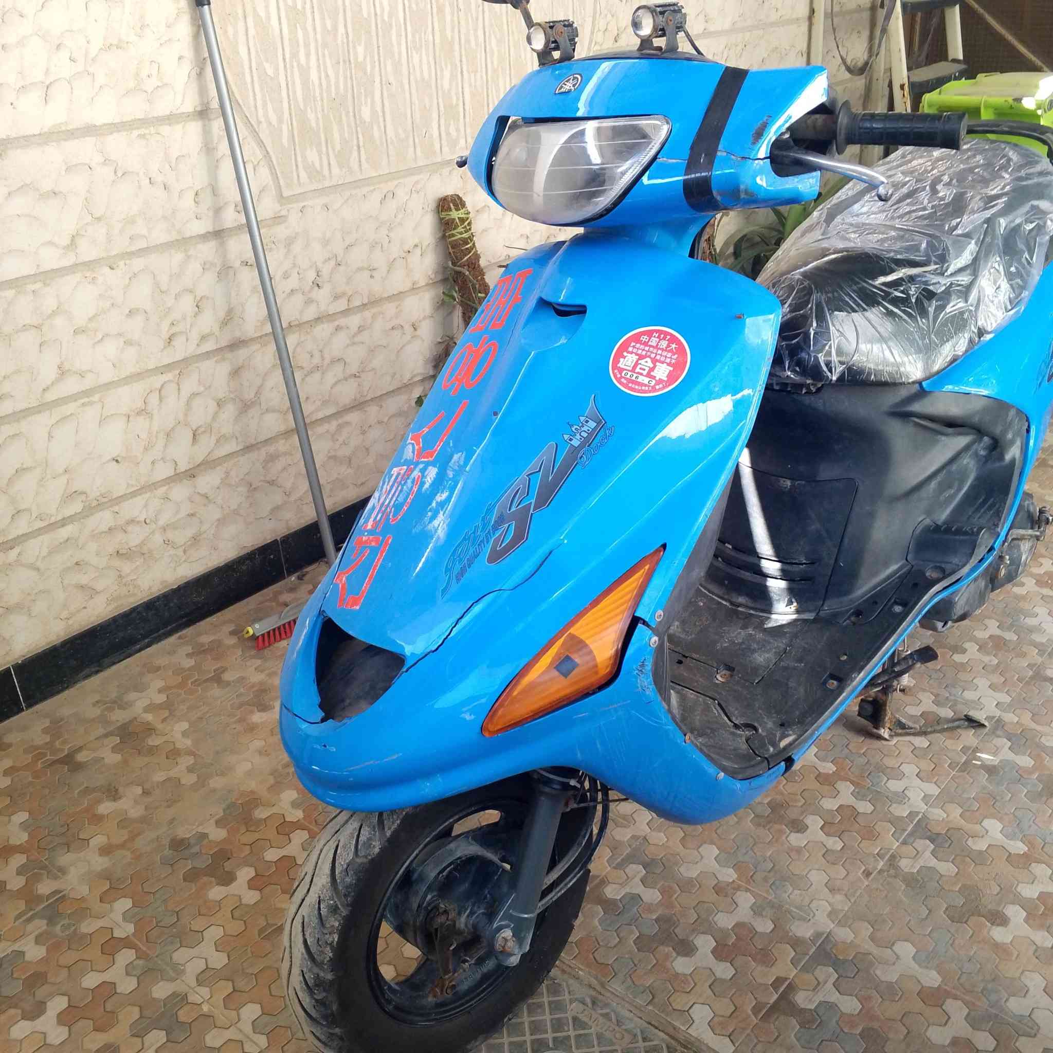 دراجه فراشه
تخم دبلات امامي خلفي 
تخم تايرات مع البنزات مع الواير البريك الخلفي 
هندر وسلف 
لايت عالي ناصي مع نشره حاليا ماشتغلن الباتري هابط 
تخم كلجات امامي خلفي مع القايش 
الكفرات البلاديه فقط الامامي بيه كسر 
السعر 285 وبيها مجال بسيط 
المكان البصره الصالحيه 
الرقم ***********
