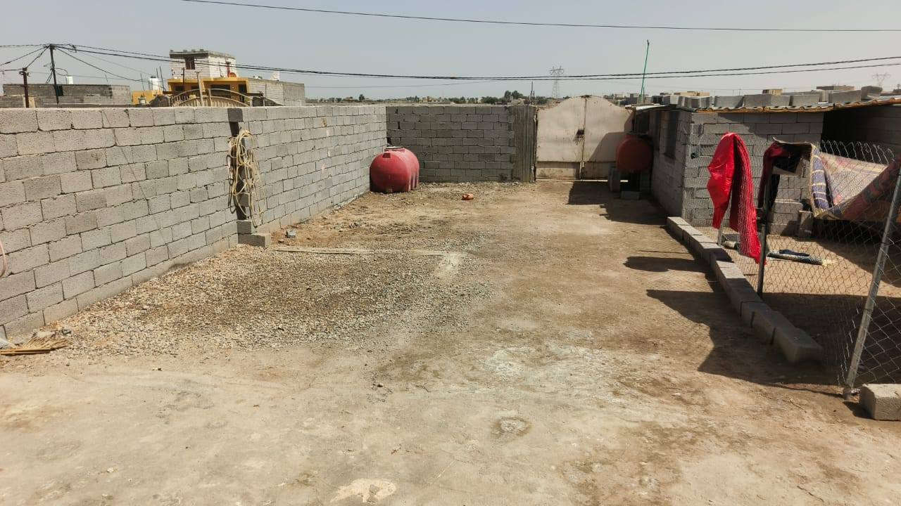 بيت للبيع شارع ابو الماش يم الجملون كل الخدمات متوفرت مساحة البية, 220 يبعد عن التبليط 200 متر مبني منه غرفتين وصحيات جاهز للسكن سعر البيت قفل 15 مليون للتواصل ***********
