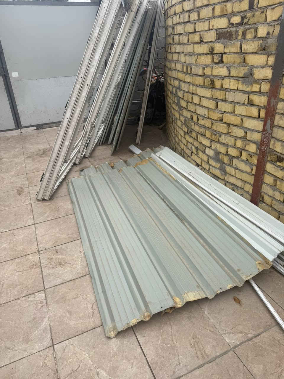 شبابيك  ألمنيوم وجينكو. قيم وأخذ معرض كلش ثقيل سعره ١٠٠زوليه ٣ب٥نضيفه كلش. سعره ٥٠
رقم موبايل ***********
