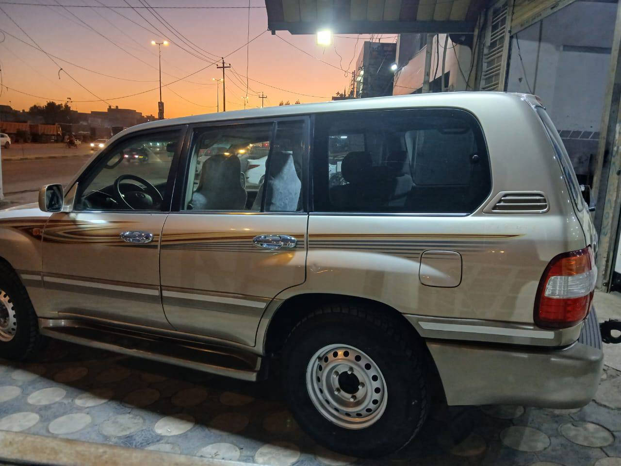 (  ***********)
السعر ( 188) وبيها مجال 
للبيع تويوتا لاندكروز مونيكا 
موديل 2003 
رقم سليمانيه انكليزي باسمي سنويه 2030 
محرك سته سلندر كير اوتوماتيك 
بيها قطعه وحده رش اثر شخط بدون ضربه وبدون معجون 
الباقي كفاله عامه من الضربه والصبغ والفتح والتبديل 
سياره جديده وجاهزه نعمه من الله 
شرط ترايك للسعوديه 
كير مكينه حداديه تخم تاير باتري تبريد تدفئه كله جديد وعلشرط 
السياره اني معمرها على أيدي وبشهر ال 11 طلعت بيها للعمره 
مواصفات السياره 

محرك سته سلندر 4500 
كير اوتوماتيك 
فور ويل 
لوكير شغال 
فتحه 
تبريد ثلاث قطع 
ثلاجه 
دبل تانكي 
دبل فيتبم 
شاشه 
كامره 
سبعه راكب 
جام اوتو 
زراك لايت 
مكان السياره النجف الاشرف شارع المدينه  للاستفسار اتصل وبخدمتك 

(***********) 
السعر ( 188) وبيها مجال
