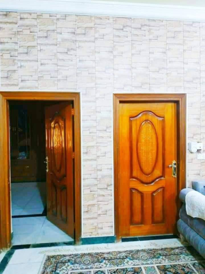 للبيع دار طابو صرف مساحه 300متر بناء حديث محتوياته غرفتين وصاله ومطبخ وكليدور مجمع  صحيات داخليه وخارجية ومناور عدد 2 وكراج وحديقه طابق ثاني هول غرفتين نوم مطبخ مجمع صحيات يعني شقه متكاملة فوك ارضيه مرمر العنوان حي طياره الثانيه خلف الفرن صمون سعر المتر مليونين بي مجال 
مكتب الشمس للعقار 
*********** س 
*********** س 
*********** ع
