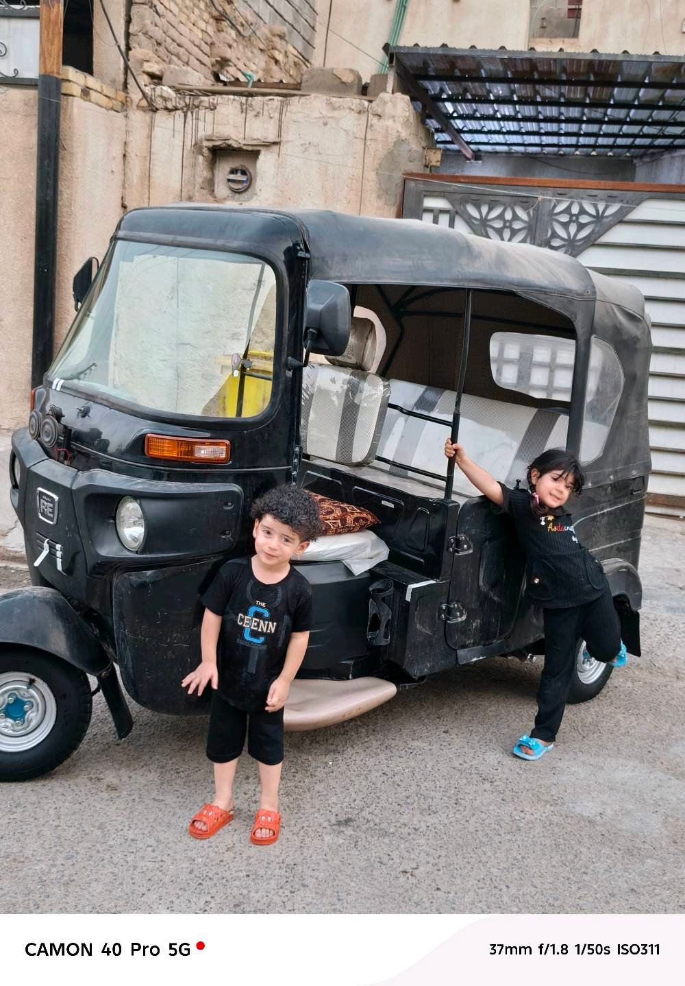 تكتك... لون... أسود... مديل//تكتك باجاج مديل 22 شهر ال 9 للبيع رقم و سنويه باسمي مشروع وطني تتحول بالبصره رقمه ذي قار الرقم الانكليزي بعده بالمرور دافع فلوس الرقم للمرور و الوصل عندي مال استلام الرقم تكتك نضيفه وخير من الله ما ناقصه اي شي تجي و تشوف بعينك الجسد بي شخوط قليله شوف العين سعرها ٨ و نص قفل شراي هلا بيك تكسر بسعرها ما ارد عليك والله يرزق الجميع ... ملاحظه التكتك مجفته تجفيت شركه صارله سبوعين + مبدل كلجات و زنجيل 