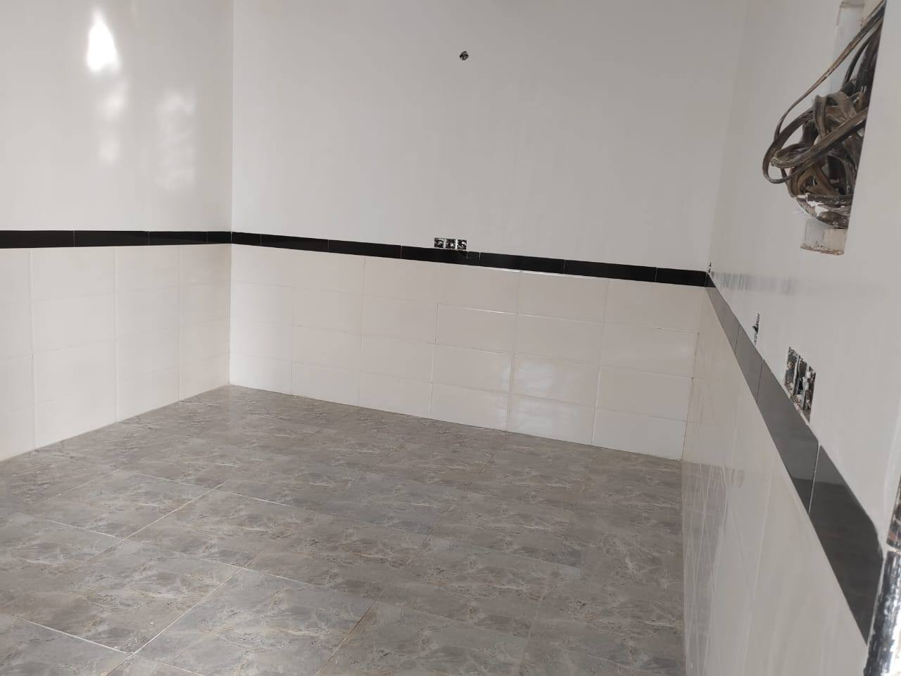 السلام عليكم مكلف بلنشر
دار للبيع مساحة 200 متر حي ذويب ثاني ركن غرفتين 5×4 صالة 9×4 استقبال 6×4 مطبخ 6×4 صحيات داخل وخارج ترك فرة. علبيت خدمات كاملة ماء كهرباء مجاري تبليط ملاحضة سقف سندويش استفسار اكثر ***********
