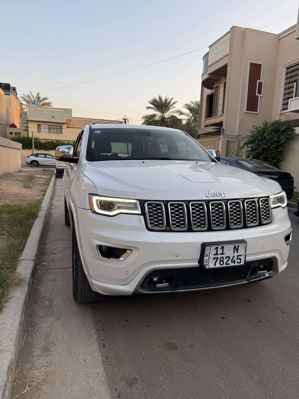 سلام عليكم جيب اوفر لاند ٢٠٢٠ امريكي بدون صبغ 
داخل قرميدي 
بنراما 
تدفئة تبريد كشنات 
ستيرن كهرباء و هيتر 
رادارات 
جنطة كهرباء 
حساسات امامي خلفي 
تو ويل 
فول السياره عده الجكات و الموس 
ماشية ٥١ الف 
بدون صبغ بس تكحيل ب البنيد بدون ايرباك 
مكاني بغداد صليخ و كاظمية 
السعر ٢٩٠$ 
*********** بغداد, العراق
