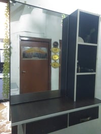 ميز مرايه تفصال نضيف بس الجامه مفطوره 40 وبي مجال 07902749908