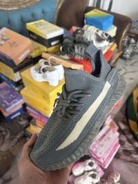 أحذية رياضية • ٣٠٠ قطعة • بابل