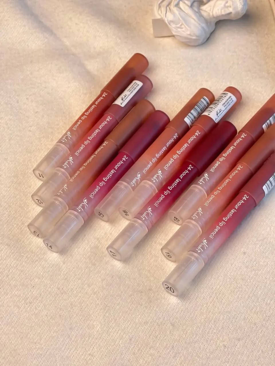 قلم 2في 1 تحديد + قلم حمرة ستك الشفاه من كوكي (Koki). 

قلم تحديد شفاه يدوم طويلاً.
مصمم ليدوم لمدة 24 ساعة ومقاوم للماء.
يتميز بقوام كريمي وناعم على الشفاه.
يمكن استخدامه لتحديد محيط الشفاه بدقة أو لملء الشفاه بالكامل للحصول على لون ثابت ومطفأ (matte).
يساعد في تحسين ثبات أحمر الشفاه ومنع تسربه حول الشفاه.

سعر 3،000
عنوان بغداد اركية وفاضل شارع المسبح العام
توصيل داخل المنطقة مجاناً بغداد والمحافظات 5
للحجز والاستفسار مراسلة الصفحة او الرقم ***********
