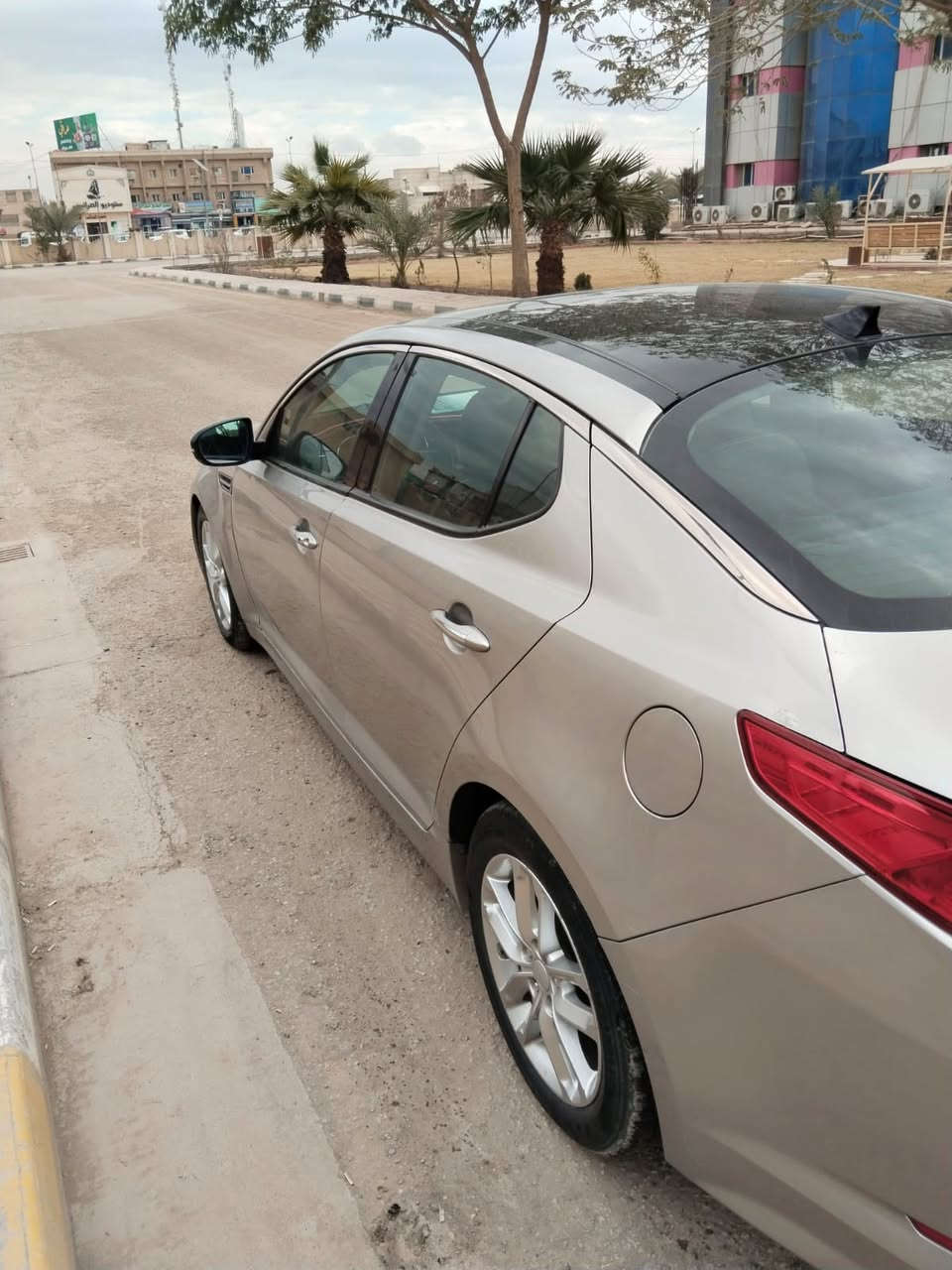 كيا أوبتما 2012 تيربو  (فول المواصفات) للبيع 🚗
السلام عليكم..
للبيع سيارة كيا أوبتما موديل 2012، استخدام شخصي وبحالة ممتازة جداً، السيارة جاهزة ومابيها أي نقص (شغل وتوكل على الله).
🔹 المواصفات الفنية والمحرك:
المحرك: 2.0 Turbo (تيربو قوي واقتصادي) بحالة ممتازة.
.
اللون الخارجي: رصاصي مميز.
اللون الداخلي: مكس أسود ورصاصي، ومطعم بلمسات كاربون فايبر داخلية تنطيها مظهر رياضي وفخم.
🔹 الإضافات والمميزات:
شاشة كاملة كبيرة مع كاميرا خلفية واضحة.
تحكم أستيران كامل + شفتات بالستيرنج (تبديل دندش).
مثبت سرعة (كروز كنترول).
تبريد ثلج وخير من الله (ما شاء الله).
تخم تاير جديد بالكامل تم تبديله مؤخراً.
🔹 حالة البودي (الهيكل):
السيارة بيها 3 قطع صبغ خارجي فقط (بدون دواخل نهائياً)، الدواخل كلها سليمة وشرط الفحص.
💵 السعر المطلوب: 105 وبيه مجال
📍 الموقع: بابل
 ***********

