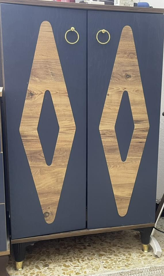 السلام عليكم عندي غرفه تركيه مستعمله نظيفه للبيع السعر 500 الف وبيها مجال الاتصال واتساب   ***********
