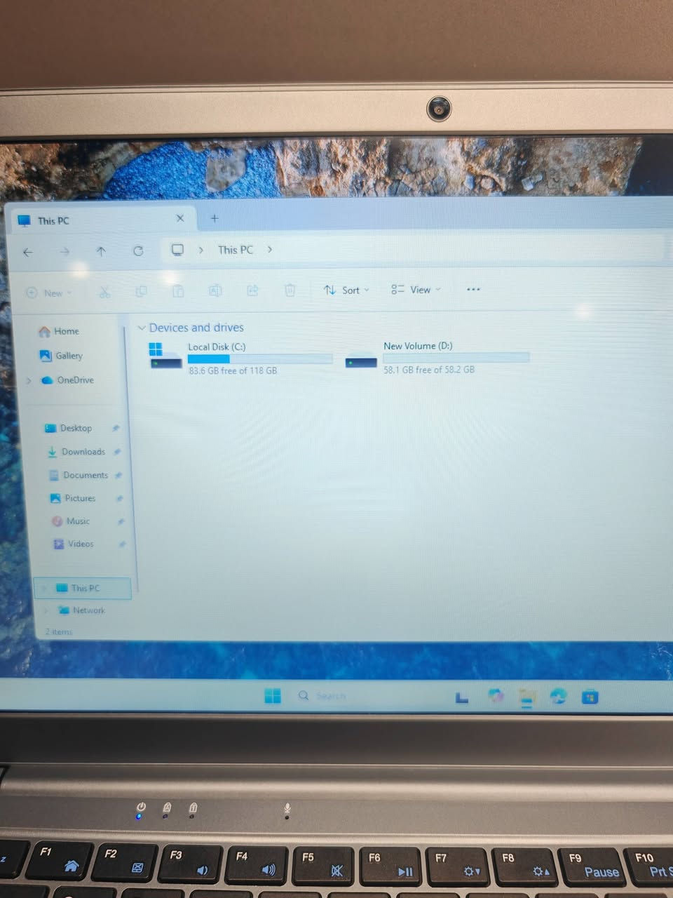 لابتوب بهذا الشكل، جديد غير مستخدم بعده بالكارتون،كامل مع الشاحنة والماوس، اخوان للامانة ما اعرف بيهن ولا اعرف المواصفات، بس ابيعلك قطعة جديدة، شوف الصور زين وابيع لاعلى سعر وبالعافية
يوجد توصيل لجميع المحافظات ***********
