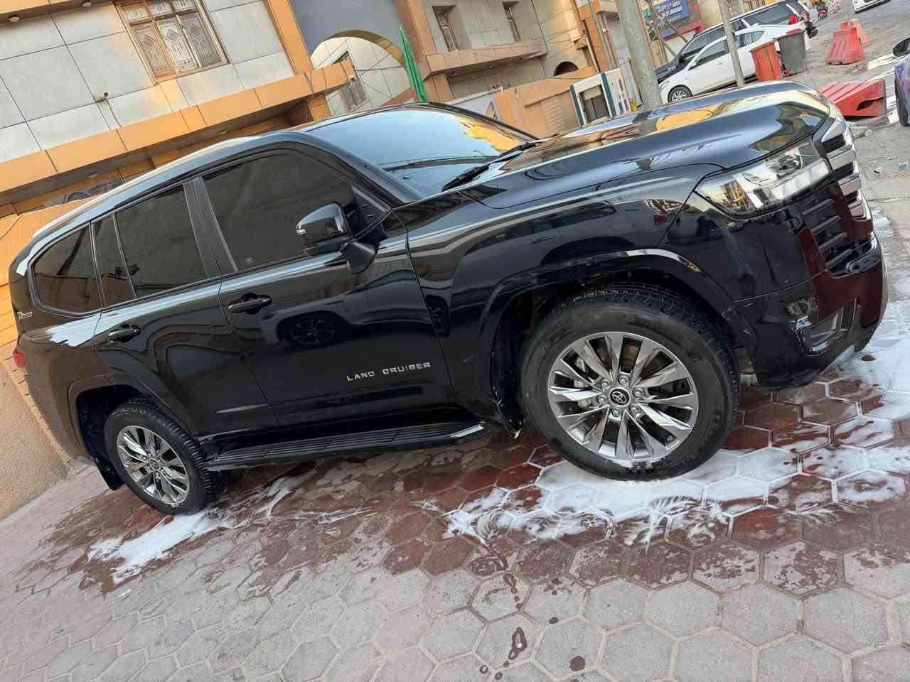 السلام عليكم 
لاندكروز اسود موديل 22 سبعينيه 
مكفوله كفاله عامه فقط طعجه بالبند مسحوبه BDR
مغلفه نانو بالكامل 
ماشيه 100 الف 
السعر 6 شدات و 10 
الاستفسار 
*********** البصرة, العراق
