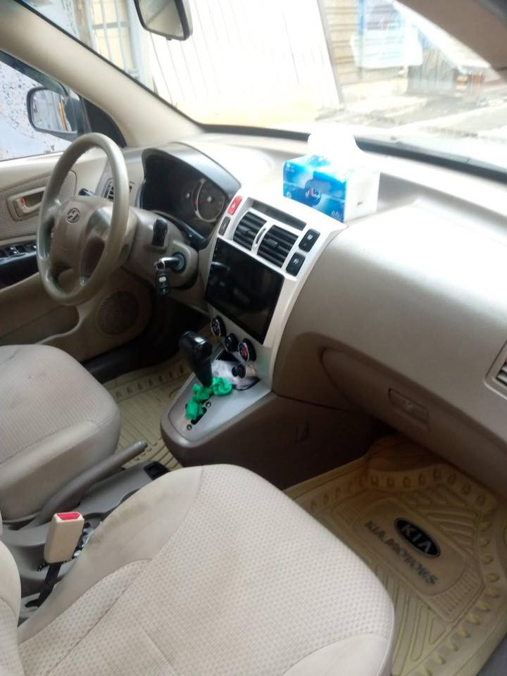 سياره توسان موديل 2009 كامله المواصفات بيها اللون جارد ومصبوغ البنيد والچاملغ  الخلفي السعر 115 /***********
