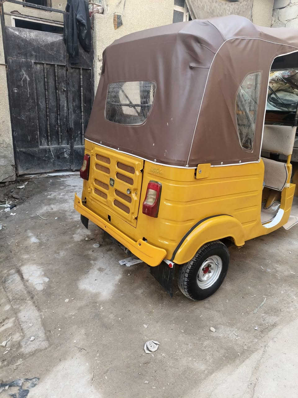 السلام عليكم تكتك مديل 18تكتك مرتبه حلوه مابيه نقص كلشي السعر 4ملاين وبيه مجال للشراي الشراي يتصل على الخط ***********
