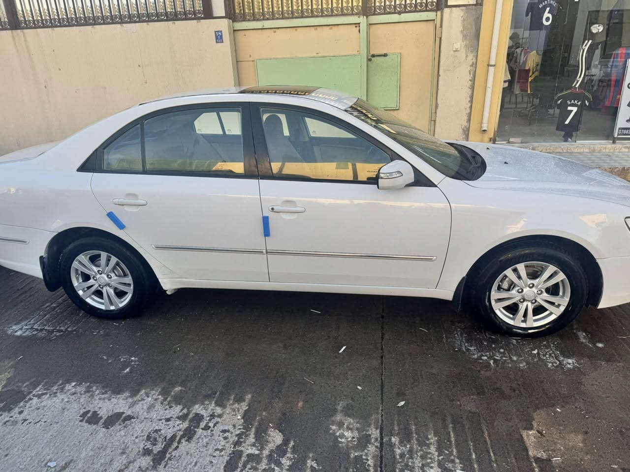 السلام عليكم سونتا خليجي موديل ٢٠١١ فول موصفات مكينه ٢٠٠٠ دوش مكفوله من الفتح الكير هم مكفول من الفتح السياره بيه الجاملغ الخلفي صبغ باقي السياره كفاله ماعده هيج هيج شخوط خفيفه كلش السياره خير من الله نضيفه شوفت عينك رقم انكليزي بأسمي السنويه لل٢٨ مداور ثاني يوم السياره اريده ب١٢٧ بيه مجال حك الجيه  ***********
