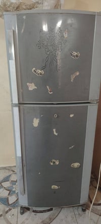 عندي ثلاجه للبيع شغاله للتواصل ع هذا الرقم 07752844502