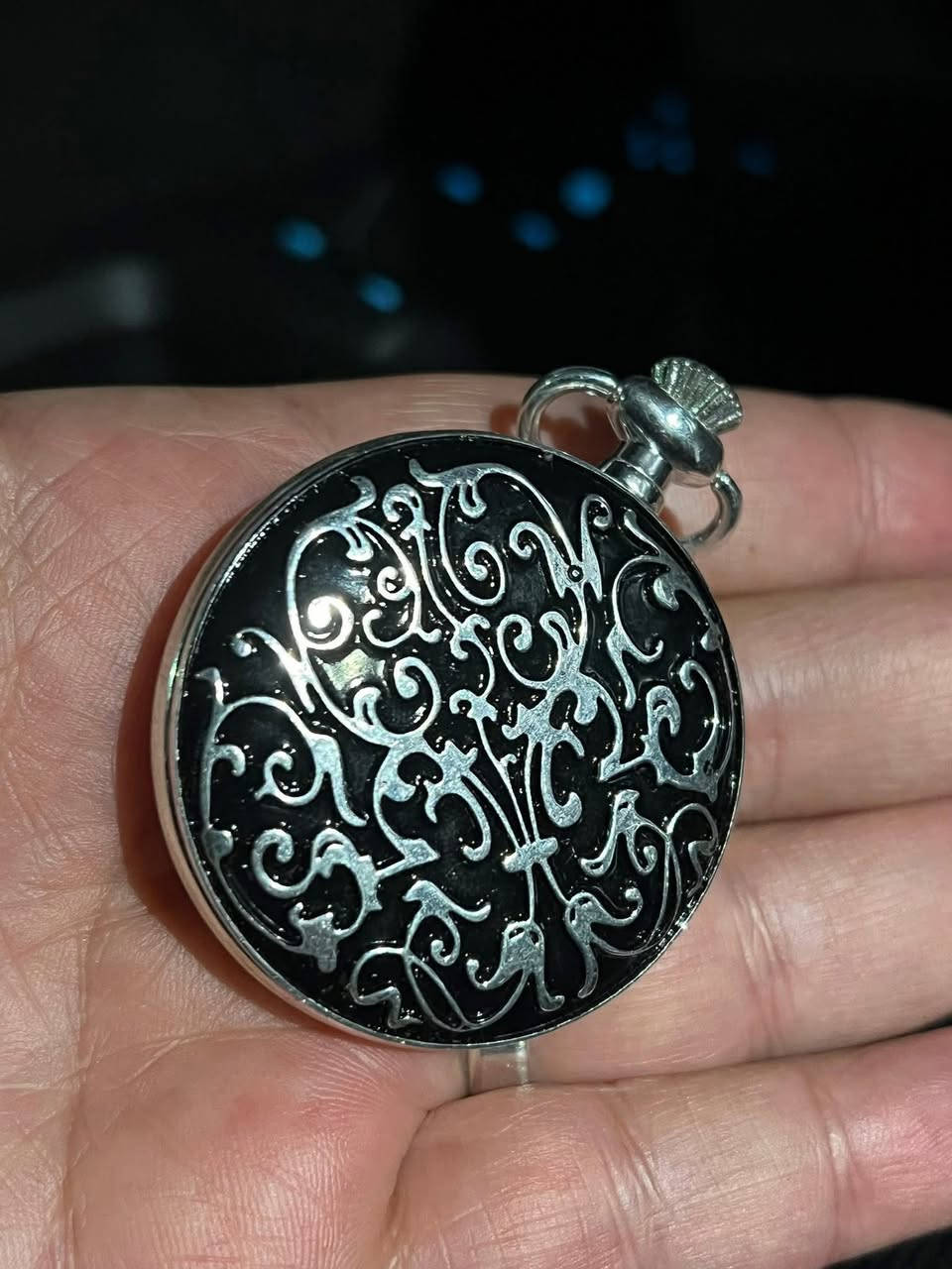 بسم الله…ساعة جيب مستعمل نظافة ممتازة (نصب تكويك) فنتج صناعة الماني عداد ثواني ظهر الساعة مزغرف . ارقام لاتيني …
المهتم يدخل خاص ..
يوجد توصيل لكل محافظات العراق.


**إذا كنت صاحب هذا الإعلان وتريد حذفه لأي سبب، رجاءا أرسل رسالة إلى الدعم الفني**