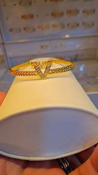 ذهب برازيلي اساور وحلقه سعر ١٠ طلاء ثابت  يوجد الدينا توصيل الحجز ٠٧٨٣...