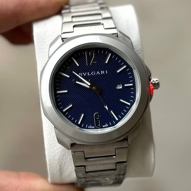 دكّة الساعچـي⌚️
.
روما لم تُبنَ في يوم واحد — لكنها تُرتدى في ثانية🔥
.
Bvlgari Octo Roma، التحفة الإيطالية التي أعادت تعريف مفهوم الأناقة الرجالية. هندسة ثمانية الأضلاع مستوحاة من معمار روما الكلاسيكي، بحركة صناعية داخلية Swiss Made، في حزام إستانلس ستيل يمزج بين البريق والقوة.✨
.
الآن متاحة بـ٥ ألوان حصرية:
◾️ رمادي الكلاسيكي — لمن يتكلم بالصمت
🖤 أسود — لمن يصنع الأثر
🩵 سماوي — للجريء غير المتوقع
🤍 أبيض — نقاء بلا مساومة
💙 كحلي — الثقة في أبهى صورها
.
‏⌚️ Octo Roma Automatic
◽️ قطر ٤١ مم | Steel Case
‏◽️ Clous de Paris Dial Texture
◽️ حركة BVL 191 أوتوماتيك
◽️ مقاومة للماء ١٠٠م
أيٌّ منها يختارها صاحب الذوق الرفيع؟ اكتب لنا في الكومنت 👇
.
للحجز والاستفسار دايركت او على الواتساب 📲
يتوفر توصيل لجميع المحافظات 🚚
#العراق #viral #trending #reels #luxuryدكّة الساعچي


**إذا كنت صاحب هذا الإعلان وتريد حذفه لأي سبب، رجاءا أرسل رسالة إلى الدعم الفني**