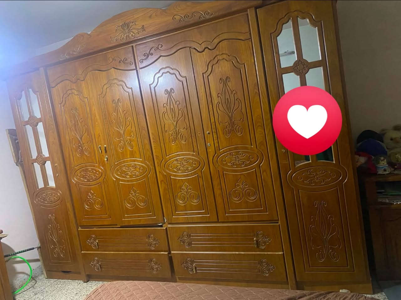 �
للبيع طقم غرفة نوم كامل، تصميم كلاسيكي أنيق ولون خشب عسلي مميز، محافظ عليه ونظيف جدًا.

✅ يتكون من:

* سرير نفرين.
* دولاب كبير متعدد الأبواب مع مرايا.
* تسريحة مع مرآة.
* 2 كومدينة.
* قطعة جانبية (كما موضح بالصور).

✔️ الحالة: ممتازة وشغالة بالكامل.
✔️ الاستخدام: استخدام بيت فقط.
✔️ البيع للطقم كامل
  الموقع : بغداد - حي الجامعة 
السعر يرجى التواصل على الخاص 
الرقم الهاتف : ***********
