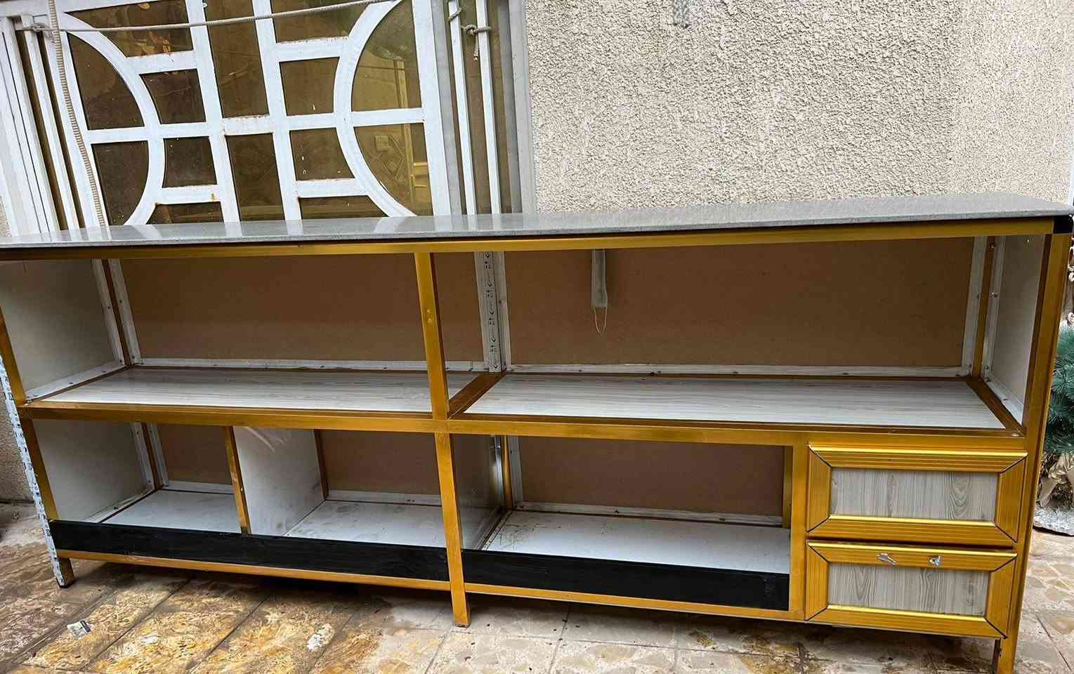 ميز ثلاث امتار الامنيوم واجهة محل
وجام واجهة محل مع باب متكامل للبيع بسعر مناسب
***********
