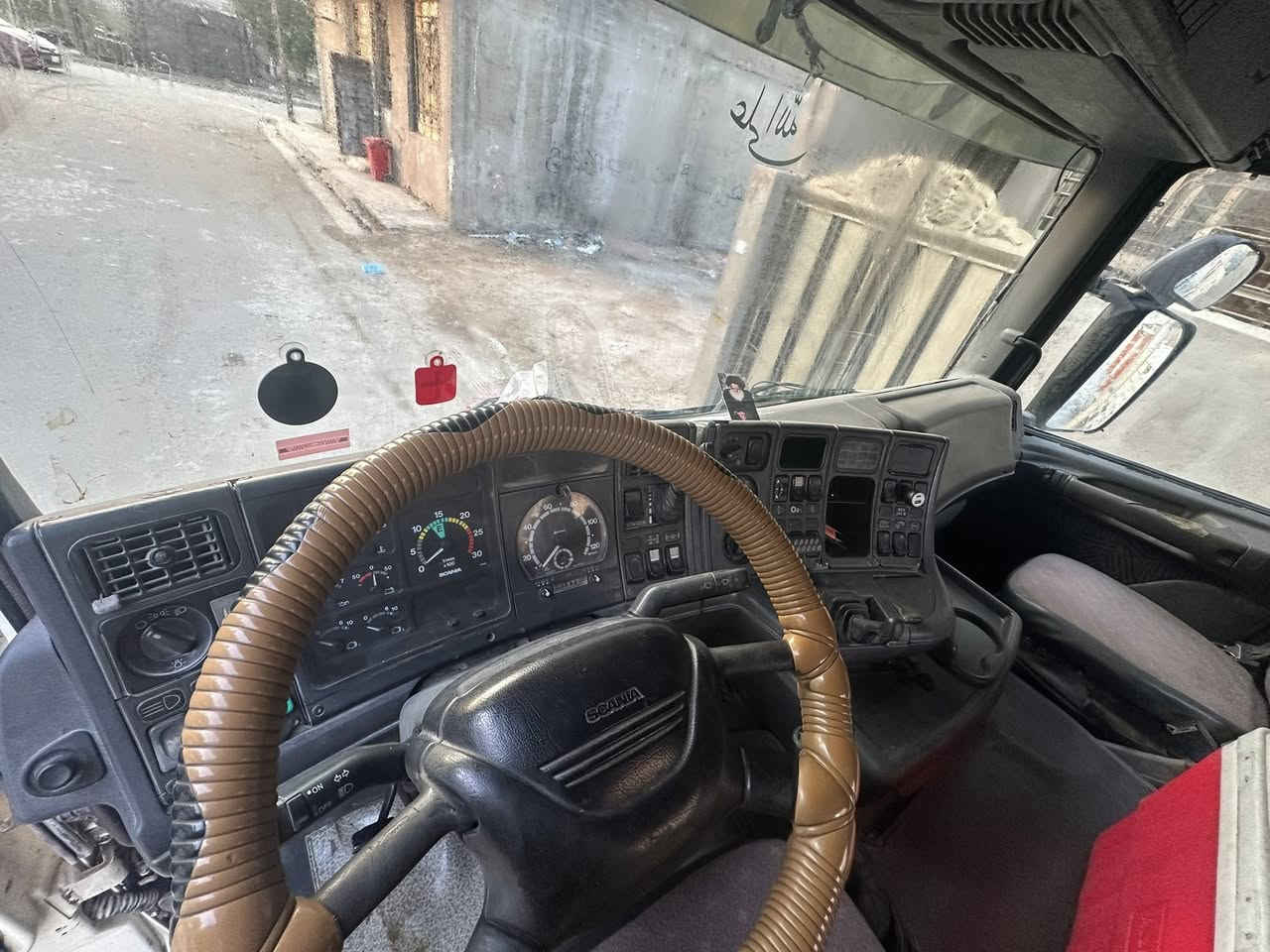 السلام عليكم سكانيا سكس بلادي 2002 مكينة 420 انجكتر تخم تاير  رقم مثنى قلاب سيارة جاهزة للعمل للاتصال : ***********
