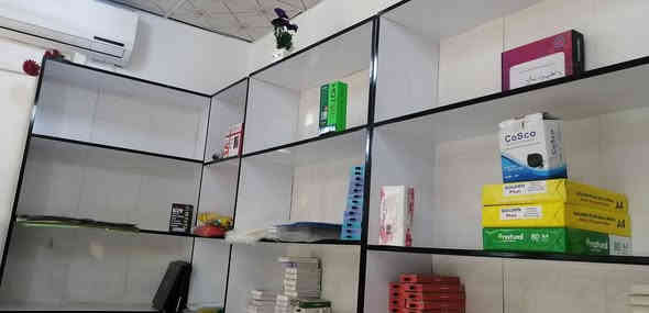 فاترينات عدد5 أرتفاع 2ونصف متر عرض 90 نزال30 مع ميز متر ونص أرتفاع متر ربع النجف حي الرحمه شارع عشرين  سعر الفاترينه الواحدة 50 الف دينار رقم *********** وعلمن الفاترينات يرهم محل غذائية موبايل صيدليه
