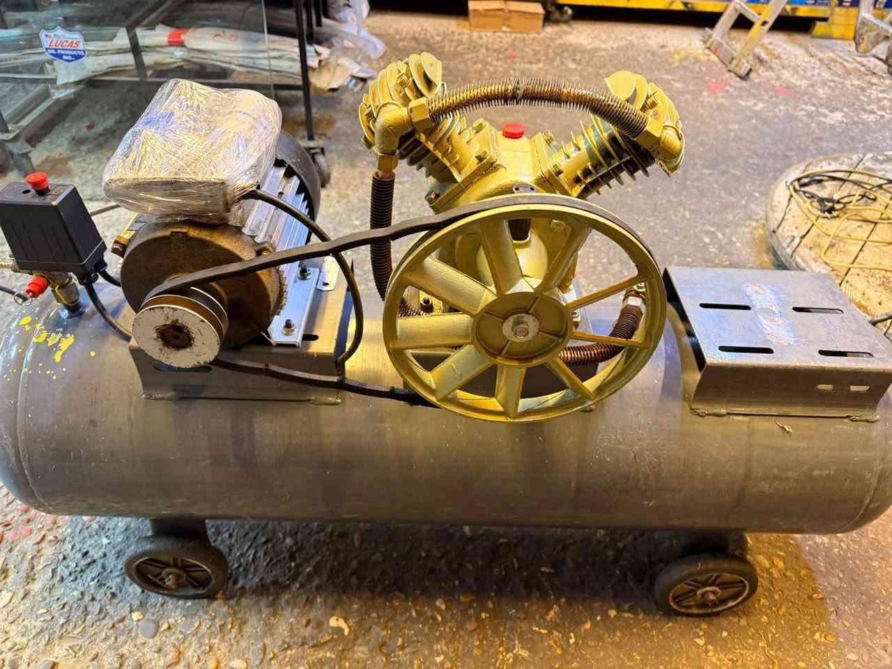 السلام عليكم كومبريسر هواء للبيع
ماطور سنكل وتاروسه بستمين بطل ١٦٠
150 الف قفل كلش جديد العنوان بغداد الحسينيه 
الاتصال***********
