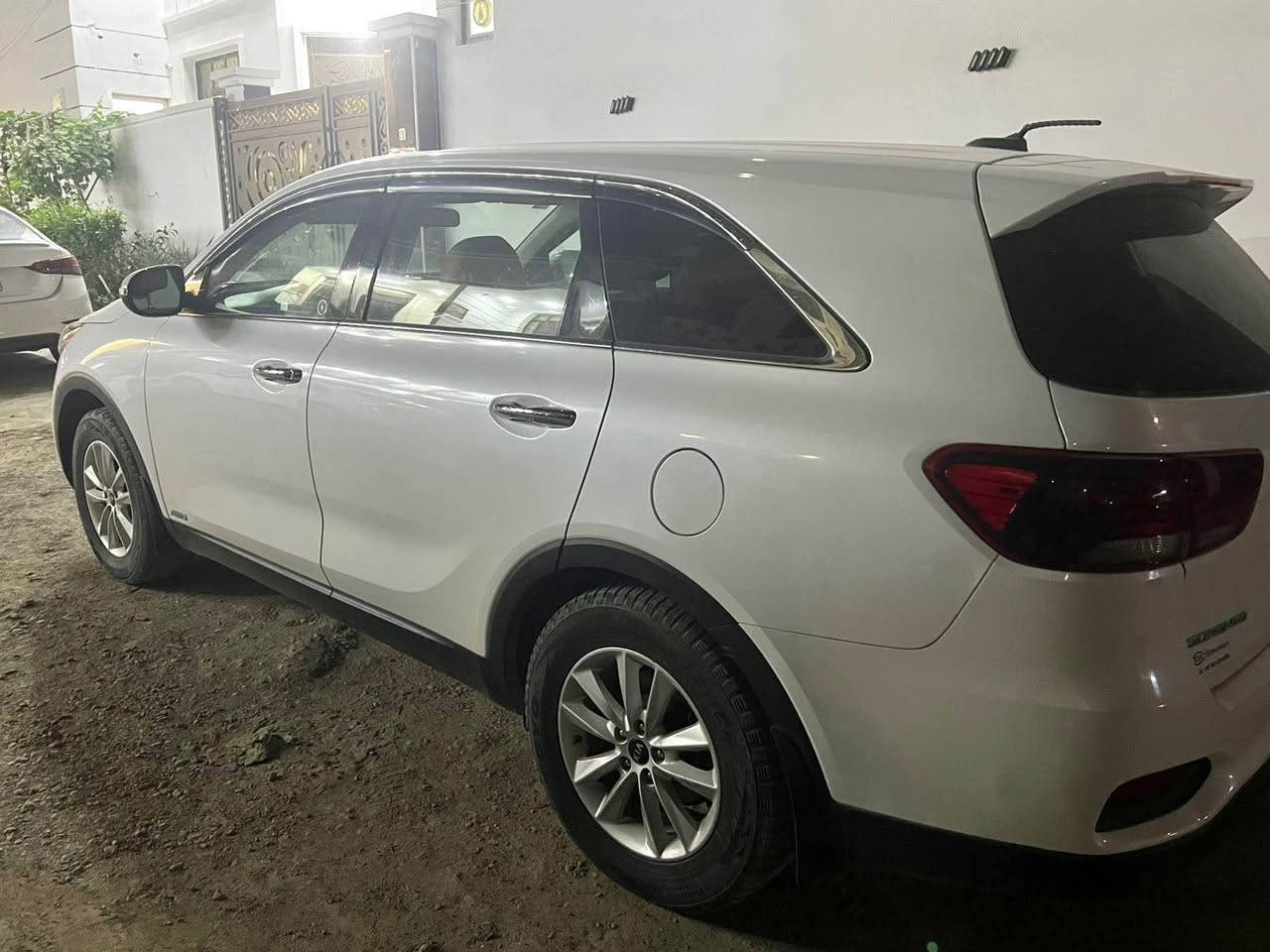 سورنتو 20 أمريكيه رقم بغداد 
مواصفاتها شاشه كامره دواره فور ويل سبعه راكب 4تحكمات اشاير بالمري واللد الضوئي وتدفئه بالكشنات محرك 2400  السياره ماشيه 50حقيقي جديده بمعنى الكلمه ضررها(البنيد فقط الباقي كفاله عامه)السعر خاص للاستفسار 
***********
***********وبيهن واتساب . الفلوجة, الأنبار
